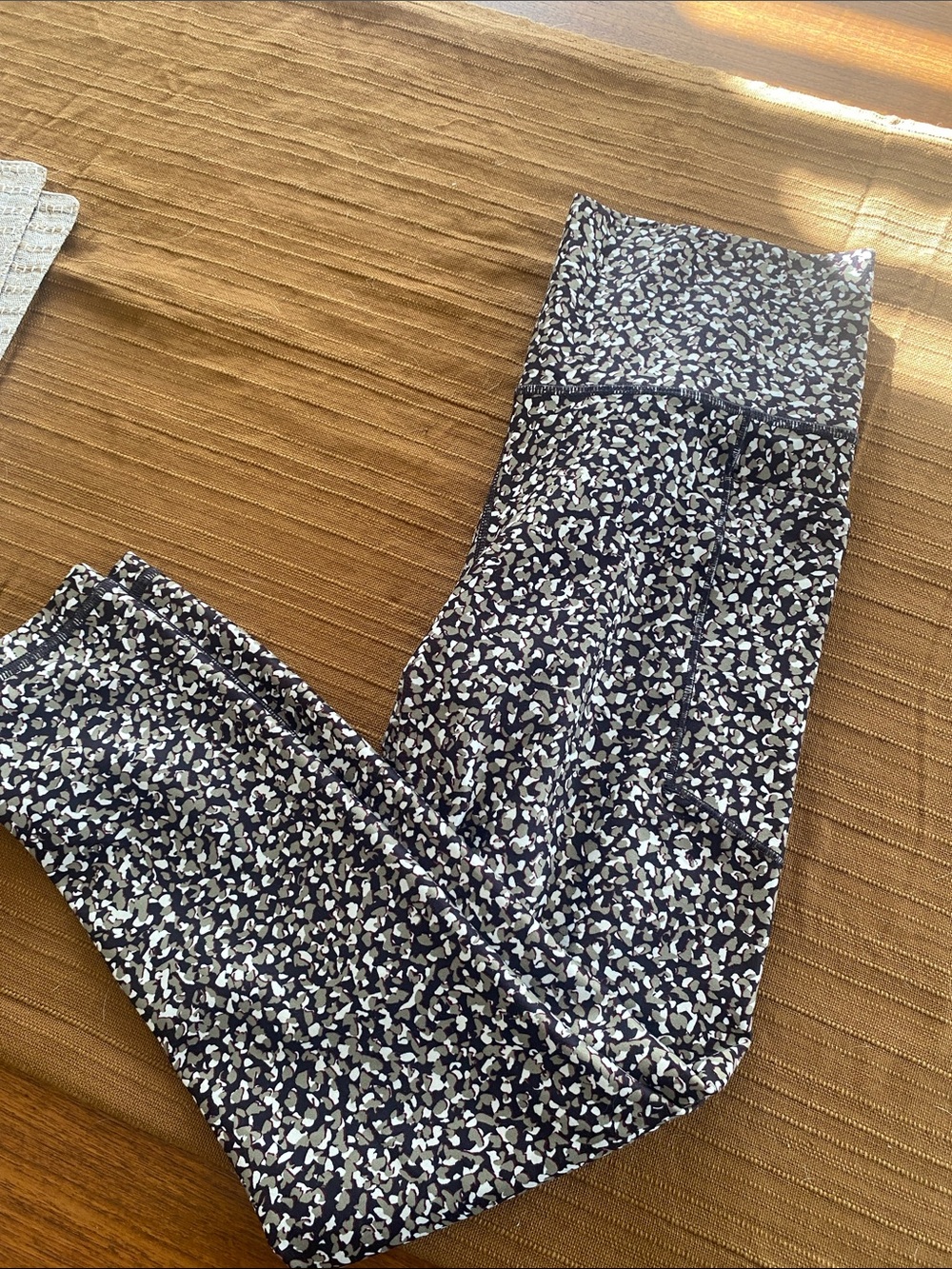 Athleta salutation 7/8 leggings size small